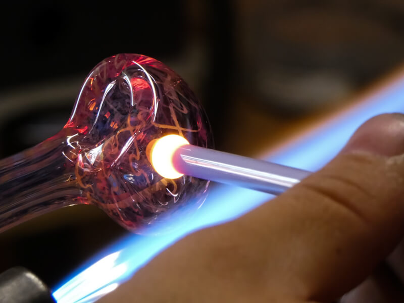 shaping glassblowing sculpture